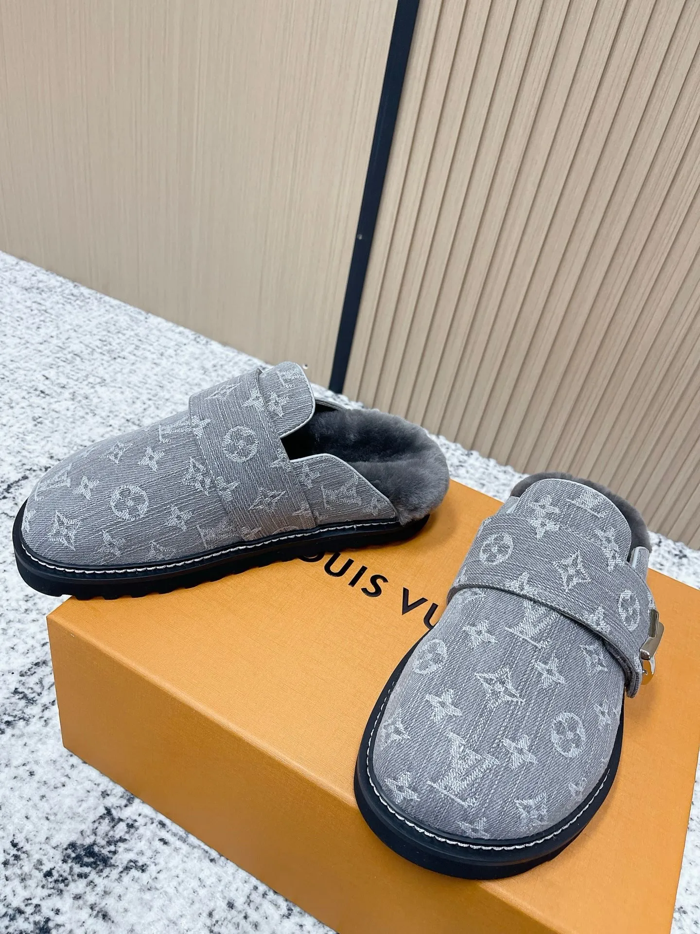 [L Home] P: 500💰 Size: 35-46 (female 40.41, male 45 46 custom-made) Top version Louis vuitton Lv top version LV couple's wool slippers New couple's Birkenstock slippers Cute and loveable, the foot feel is not too good Simple and high-end Sling-hee design Ready to wear and go Good news for lazy people Upper imported cowhide/imported old floral cloth Original hardware buckle, original molded high-density foam outsole Fabric: Yangjing/classic jacquard fabric Lining: imported wool lining Sole: original foam combination sole